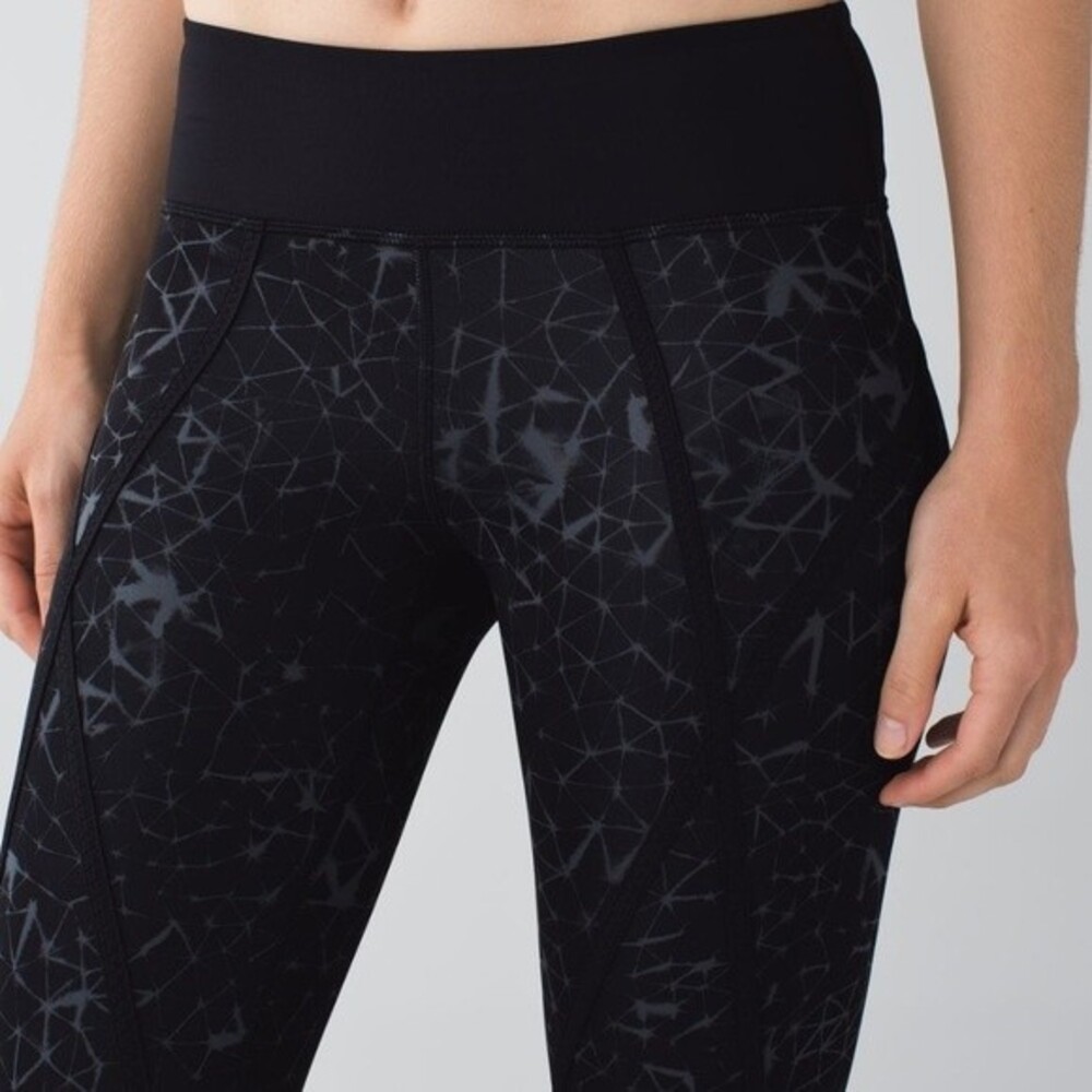 Lululemon Pedal Pace Crop in Star Crushed Coal Black 17" Inseam , Size 6